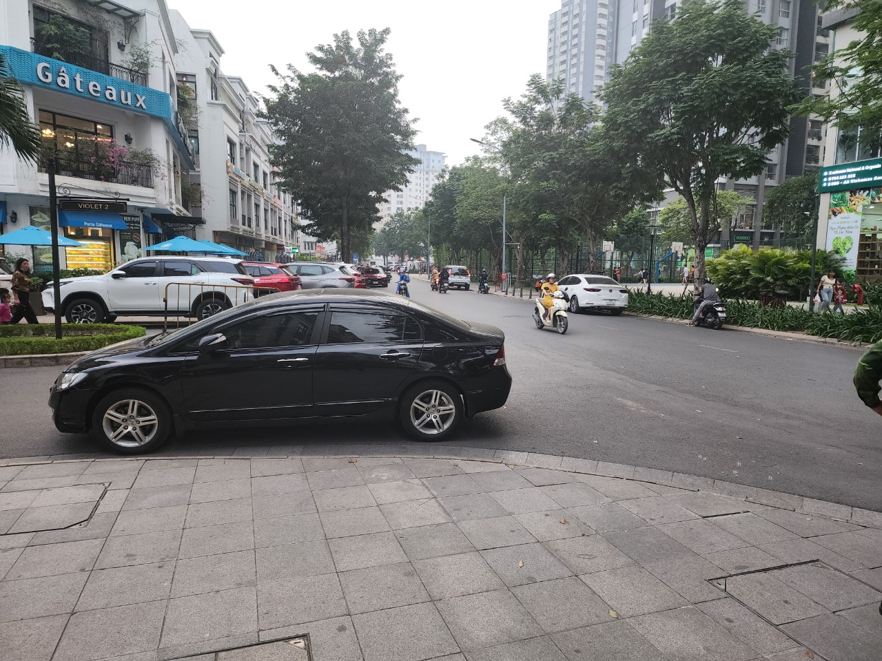 Cho thuê LÔ GÓC nhà mặt phố BÀ TRIỆU 13m mặt tiền.
