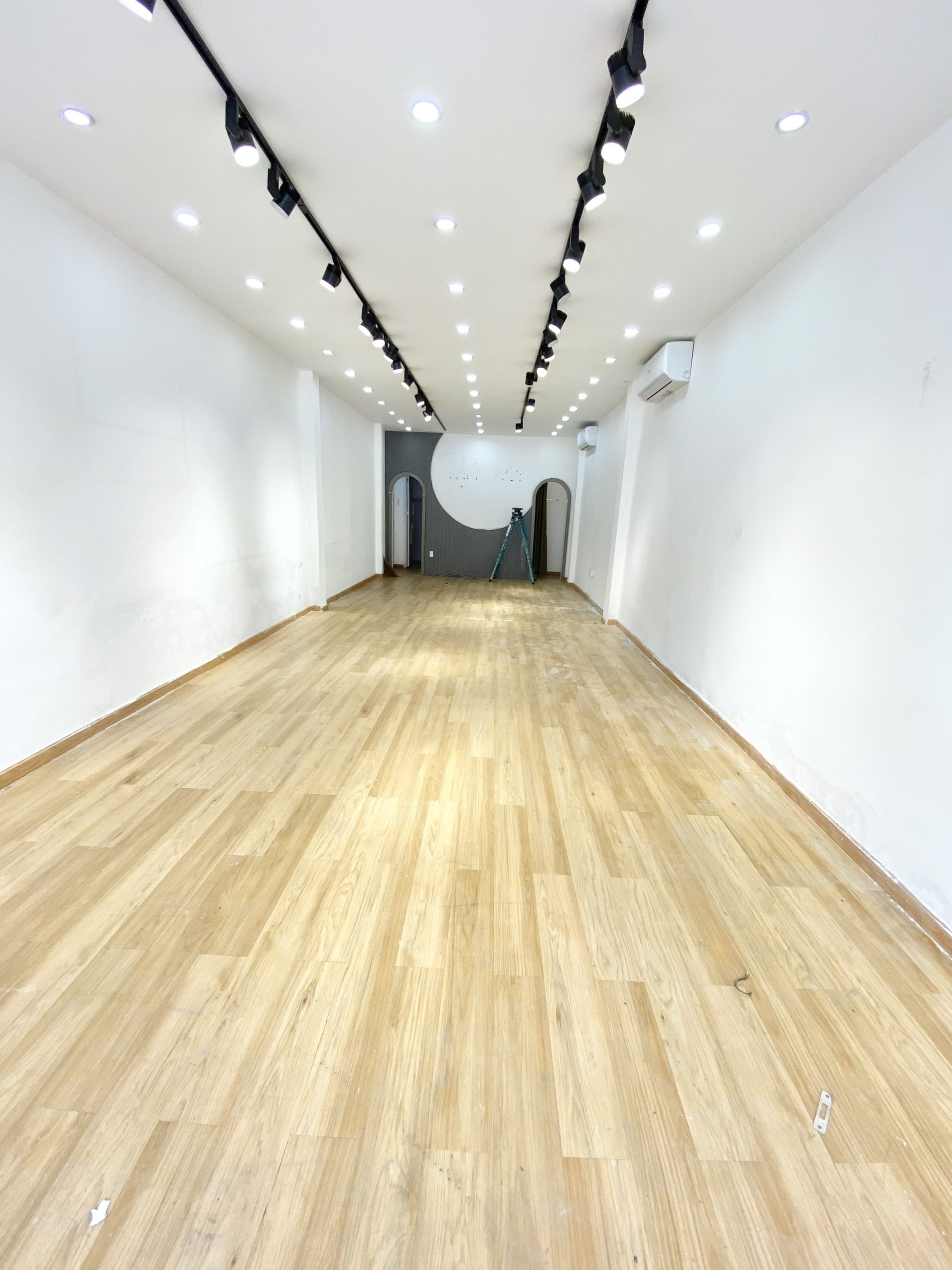 Cho thuê nhà mặt tiền Nguyễn Thi Thập p Tân Phong Q7.DT:5x16 2 lầu trống suốt.Giá:50tr.