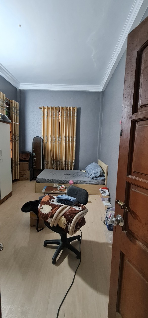 Cho thuê nhà ngõ 157 Chùa Láng, thông sang đường Láng, 45m2 x 3 tầng 1 tum, 4 ngủ, 8 triệu/tháng