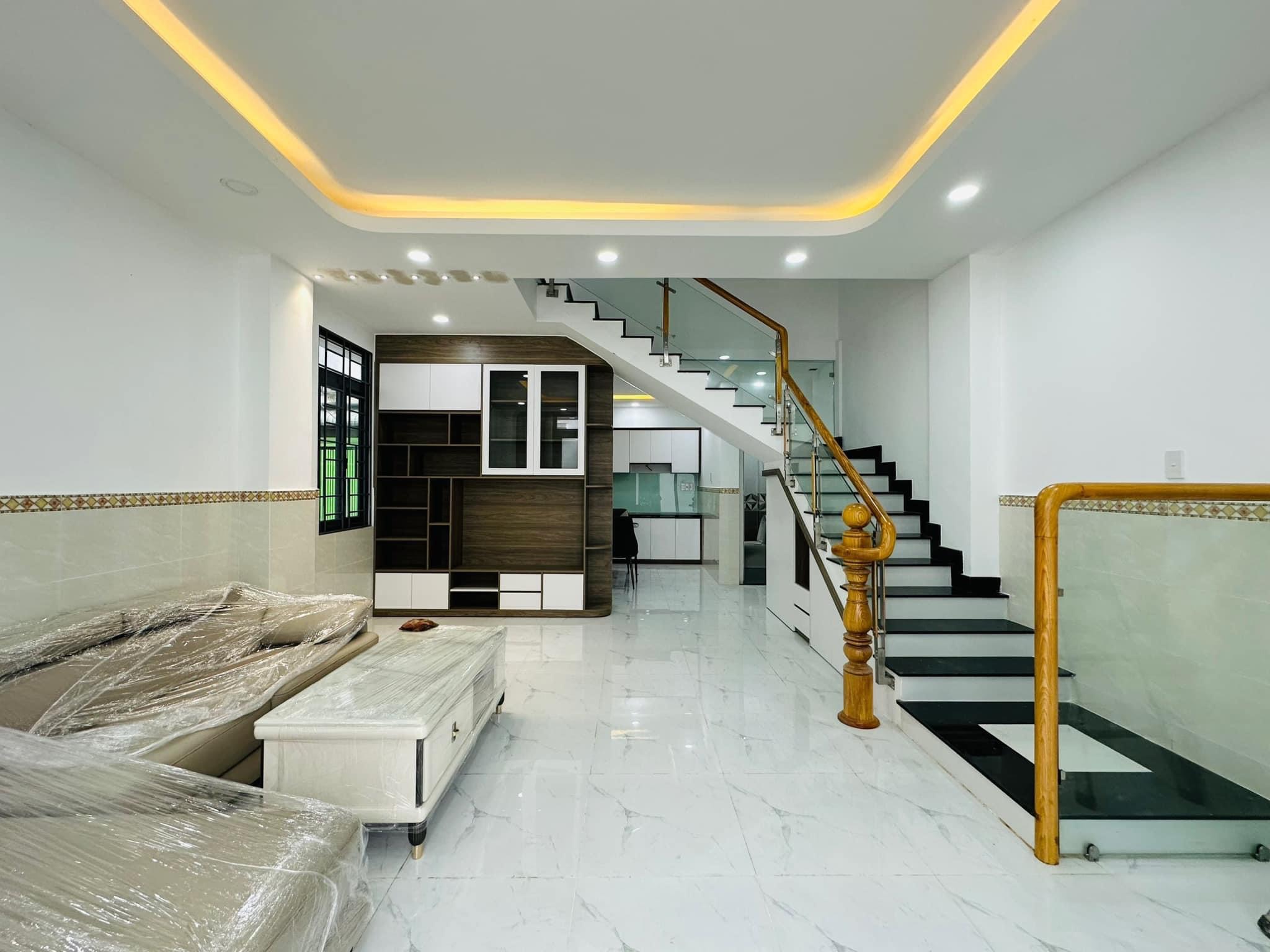 Đường Dương Quảng Hàm, P5, Gò Vấp. Ngay sau lưng Siêu Thị Emart.