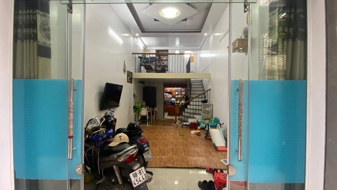 Bán nhà xây độc lập 2.5 tầng, diện tích 42m GIÁ 1.95 tỉ phố Lạch Tray gần ĐHHH