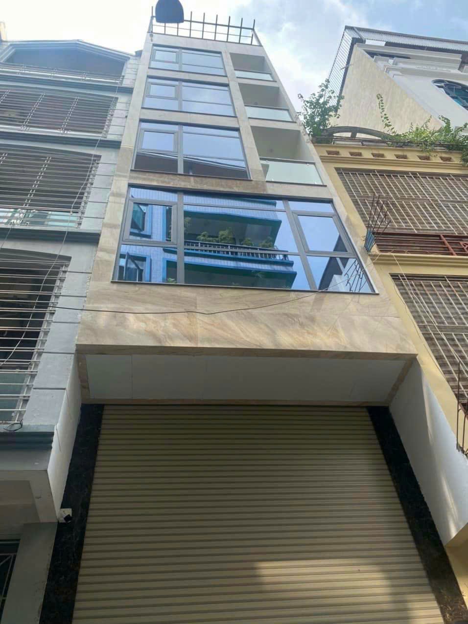 NHÀ SÁT ĐÀI TH HÀ NỘI. NHÀ MỚI, HAI THOÁNG - KHU VIP - PHÂN LÔ - THANG MÁY - Ô TÔ KINH DOANH. Diện tích 52m2 7 tầng,