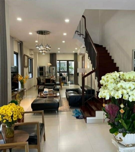 Bán nhà Hoàng Quốc Việt 50m2, 5tầng vỉa hè rộng ô tô tránh nhỉnh 10 tỷ