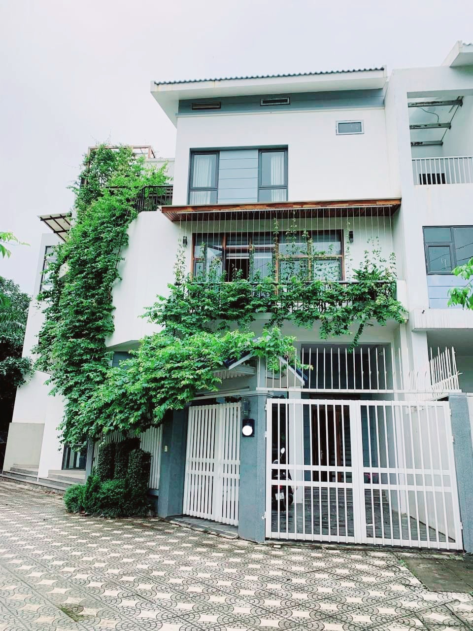 Khu đô thị sinh thái Foresa Xuân Phương, lô góc 120m2, hoàn thiện, 1 mặt phố, 1 mặt đường nội khu