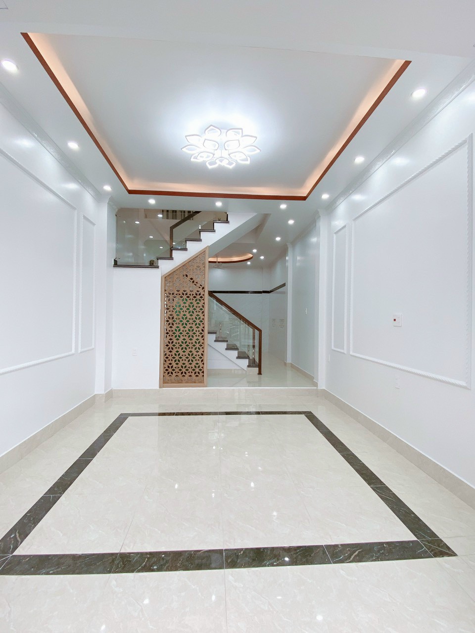 Bán nhà mặt ngõ ngay mặt đường Hồ Sen, 43m 4 tầng mới tinh, GIÁ 3.6 tỉ ngõ ô.tô