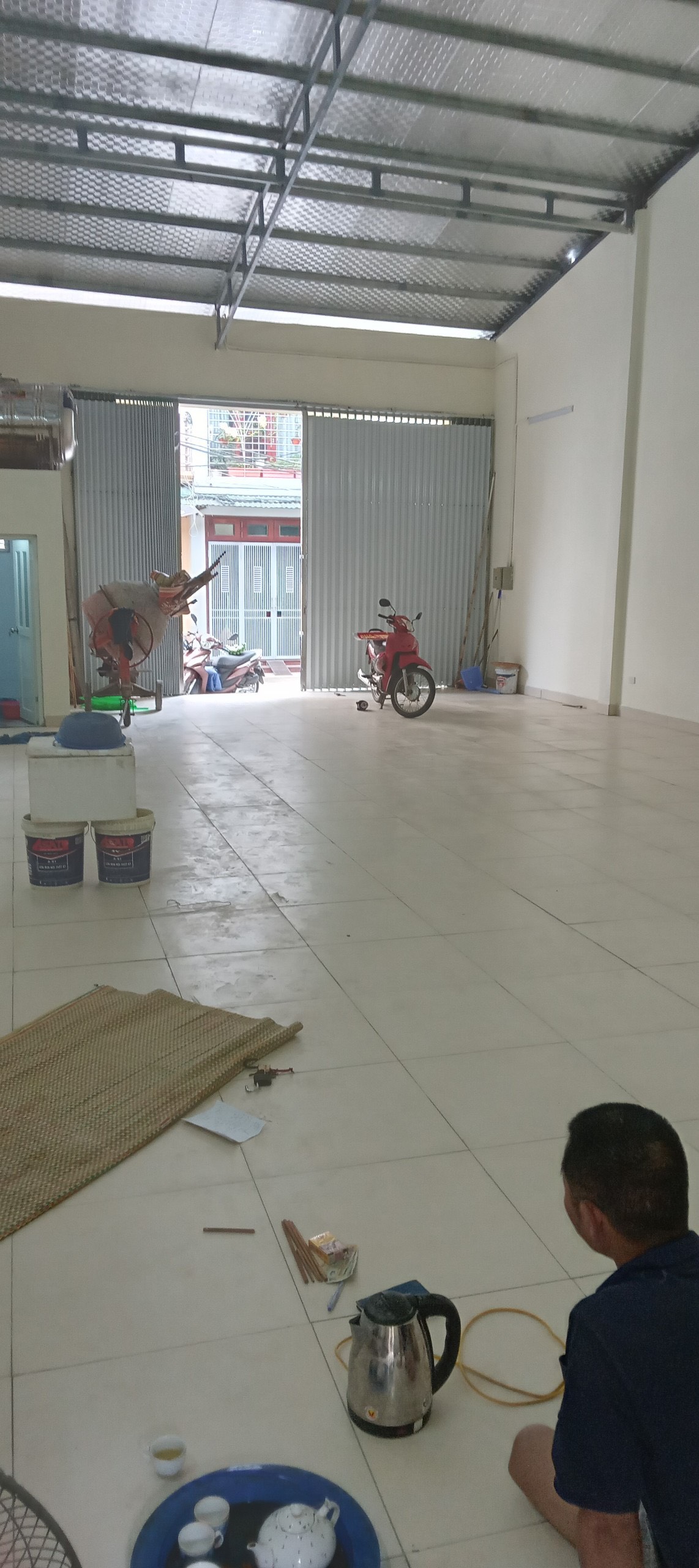 Cho thuê gấp mặt bằng kinh doanh /kho 125M2- 2 mặt tiền tại Thạch Bàn, Hà Nội.ngay chân cầu Vĩnh Tuy 500m