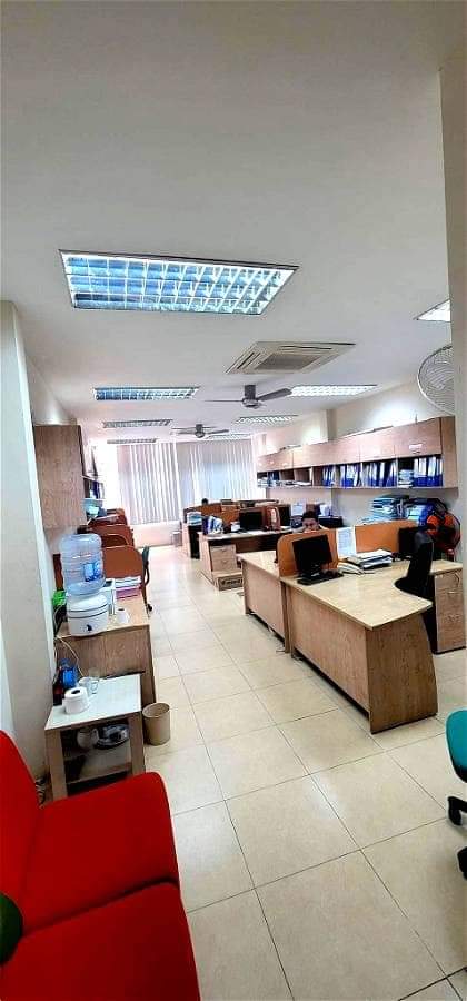 Bán tòa nhà văn phòng Đê La Thành 80m2 x6 tầng + 1 hầm,thang máy di chuyển 18,5 tỉ