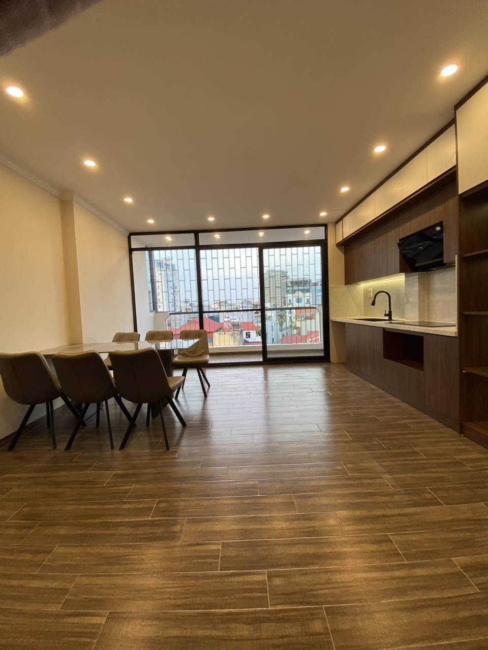 Bán nhà Nguyễ Sơn, Dt 40m2 - 6 tầng thang máy ô tô 7 chỗ vào nhà full nội thất hơn 7 tỷ.