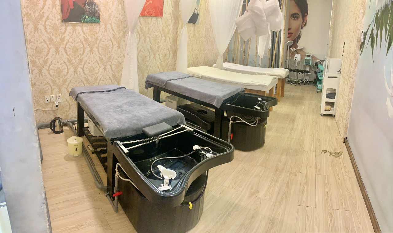 Sang gấp tiệm gội đầu – spa tại 2E/2 Đề Thám, P. Cầu Ông Lãnh, Quận 1
