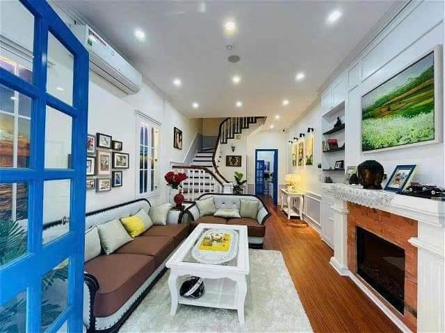 Cần bán nhà phố Chu Huy Mân long biên hà nội.