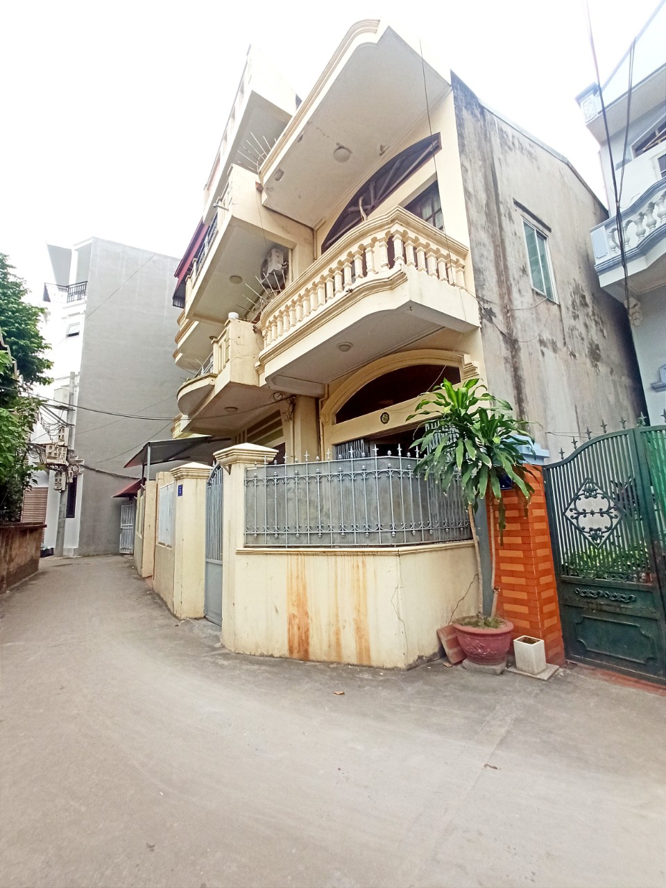 Bán nhà Xóm Trung - 193 Văn Cao, diện tích 50m - sân cổng riêng- GIÁ 2.3 tỉ