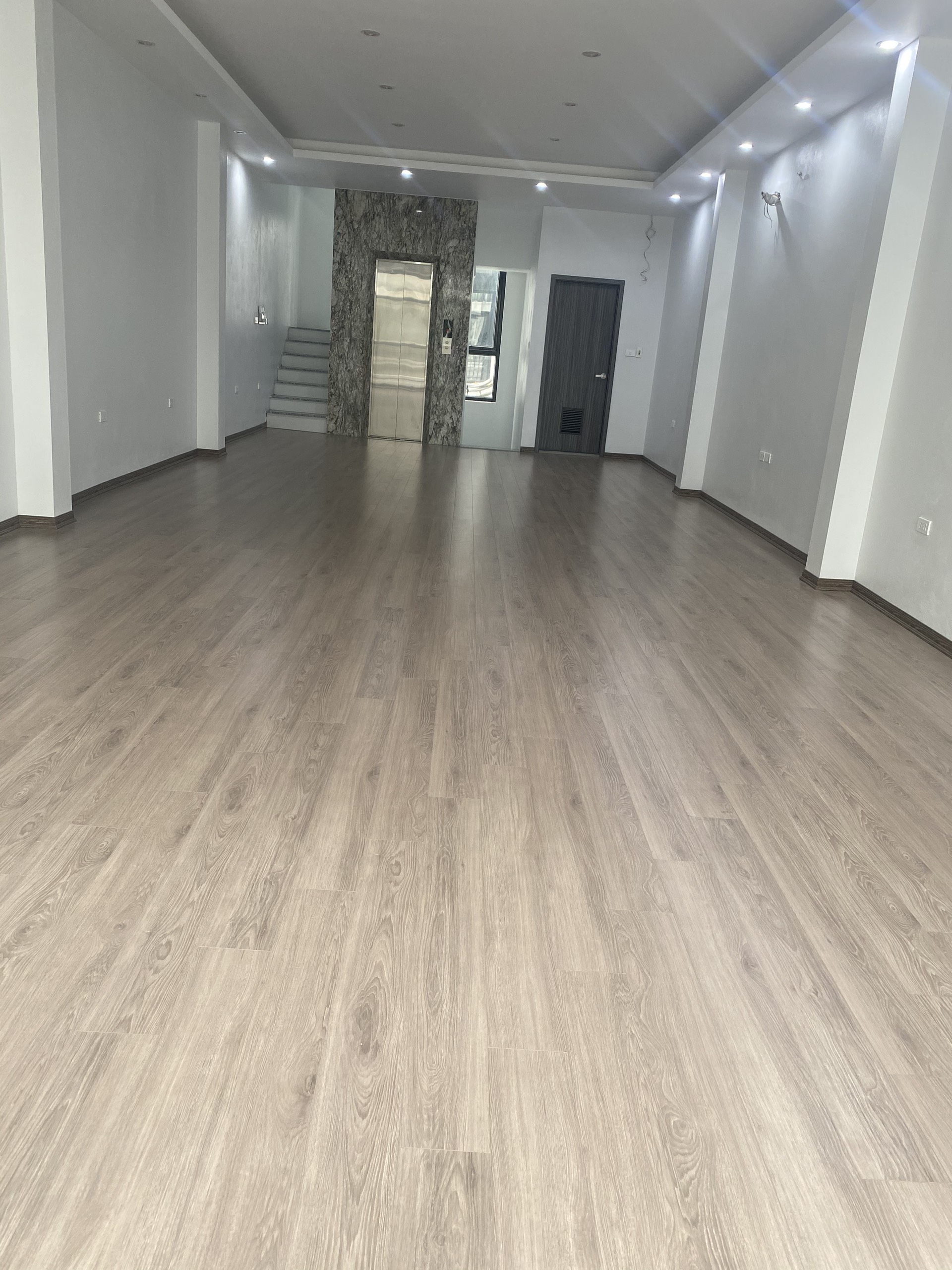 Chính chủ Cho thuê Văn phòng đã hoàn thiện vị trí Trung tâm , cạnh hồ Đền Lừ, gần bến xe Giáp Bát, cách phố cổ 4km