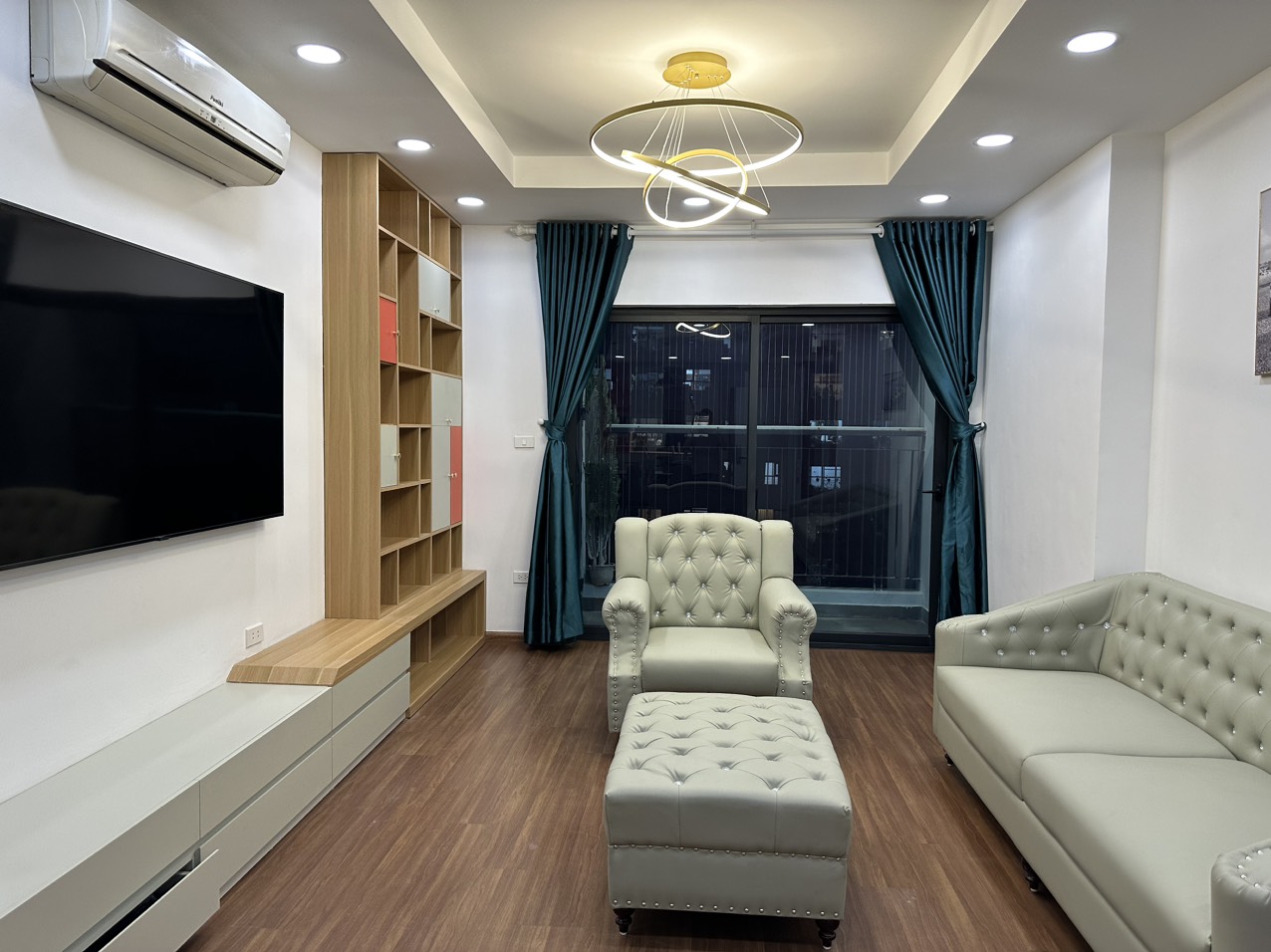 Gấp quá tôi cần bán căn hộ chung cư GoldMark City, 115 m2, 3PN, để lại toàn bộ nội thất.