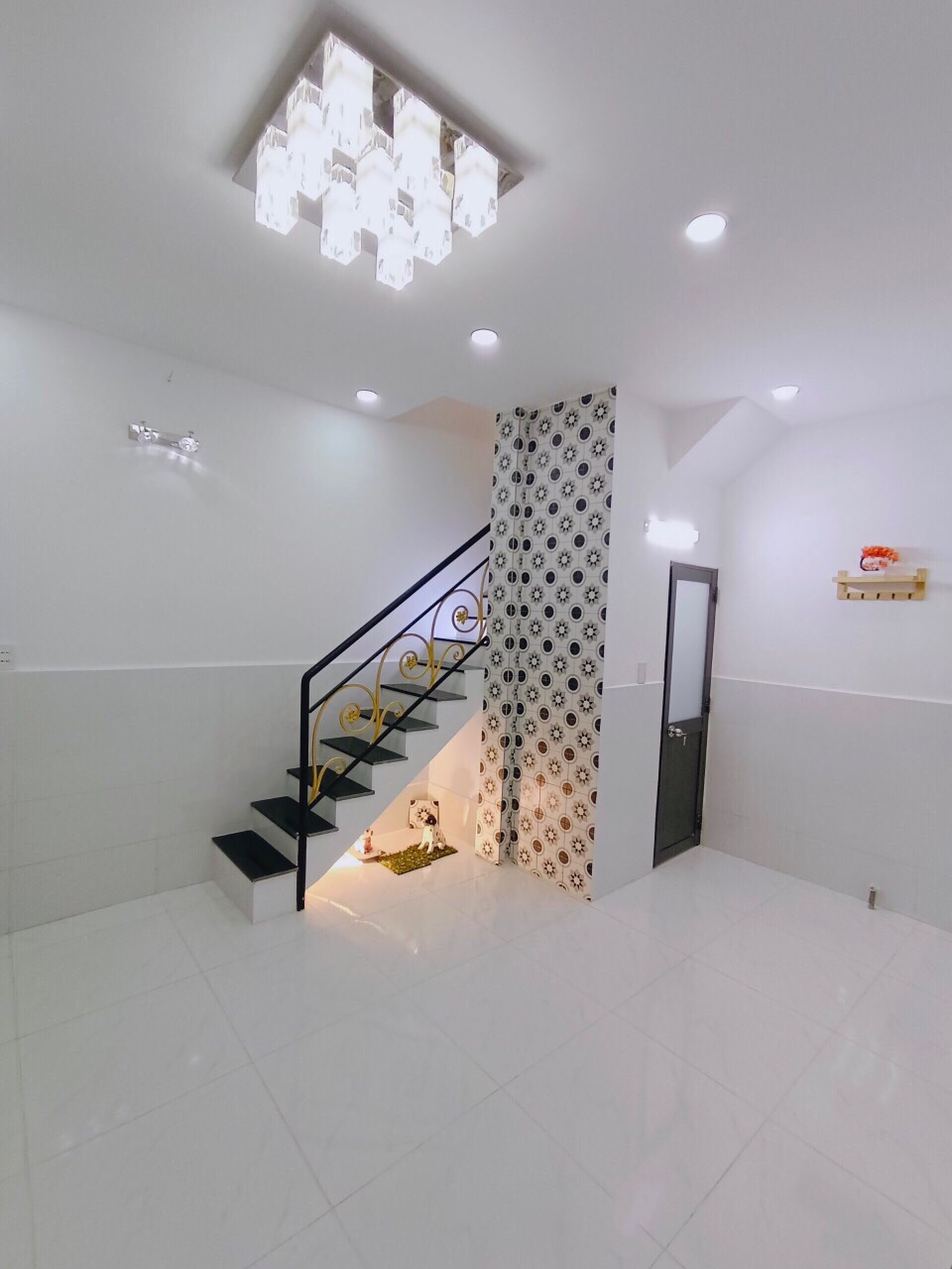 BÁN NHÀ MỚI 100 %. 1 TRỆT 2 LẦU