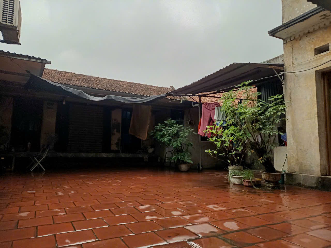 NHÀ ĐẸP GIÁ RẺ CỰC KỲ CẦN BÁN diện tích 160 m mặt tiền 13 m giá chỉ 7 triệu 1 m Có nhà cấp 4: hình chữ U. Mái ngói