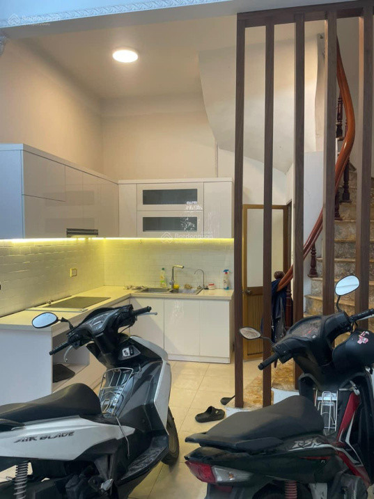 Cần bán Nhà mặt tiền, 5 tầng, MT 4.6m, vừa ở vừa kinh doanh, phường Dịch Vọng, quận Cầu Giấy, Hà Nội.