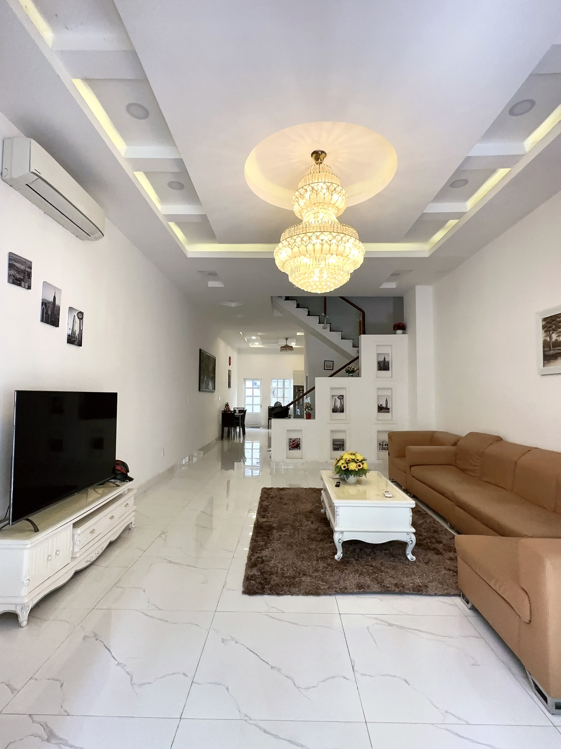 Cho thuê nhà mặt tiền đường D p Tân Thuận Tây Q7.DT:5x16 FULL NT ,trệt 3L 6p 6wc ST.Giá:35tr