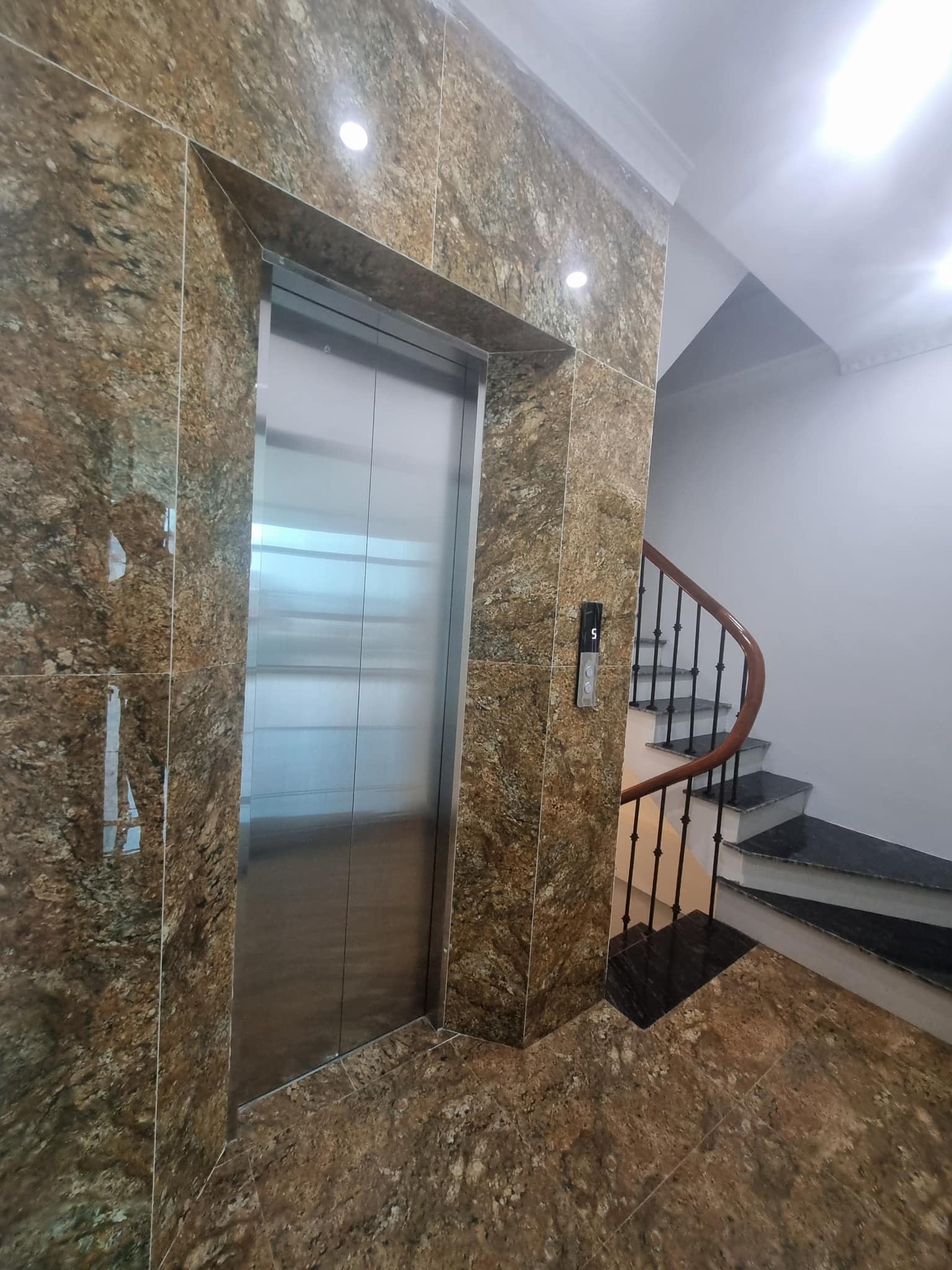 Bán căn nhà 49m2 phố Vũ Miên, Tây Hồ Thang máy Nhập 5 ngủ 2 Ô tô đua 10m 7.5 Tỷ