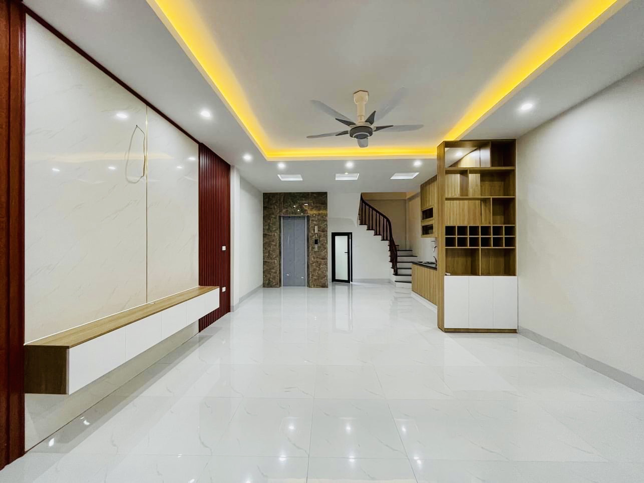 BÁN NHÀ HÀNG HIẾM CẦU CỐC RỘNG THOÁNG THANG MÁY HIỆN ĐẠI