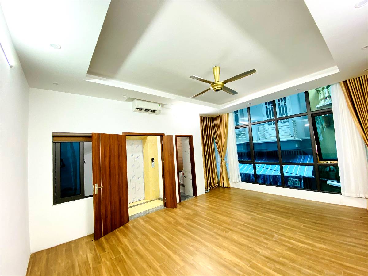 Thịnh Hào 1, nhà 5 tầng thang máy, Mặt ngõ Ô TÔ, KINH DOANH sầm uất, MT RỘNG, Trung tâm Đống Đa.