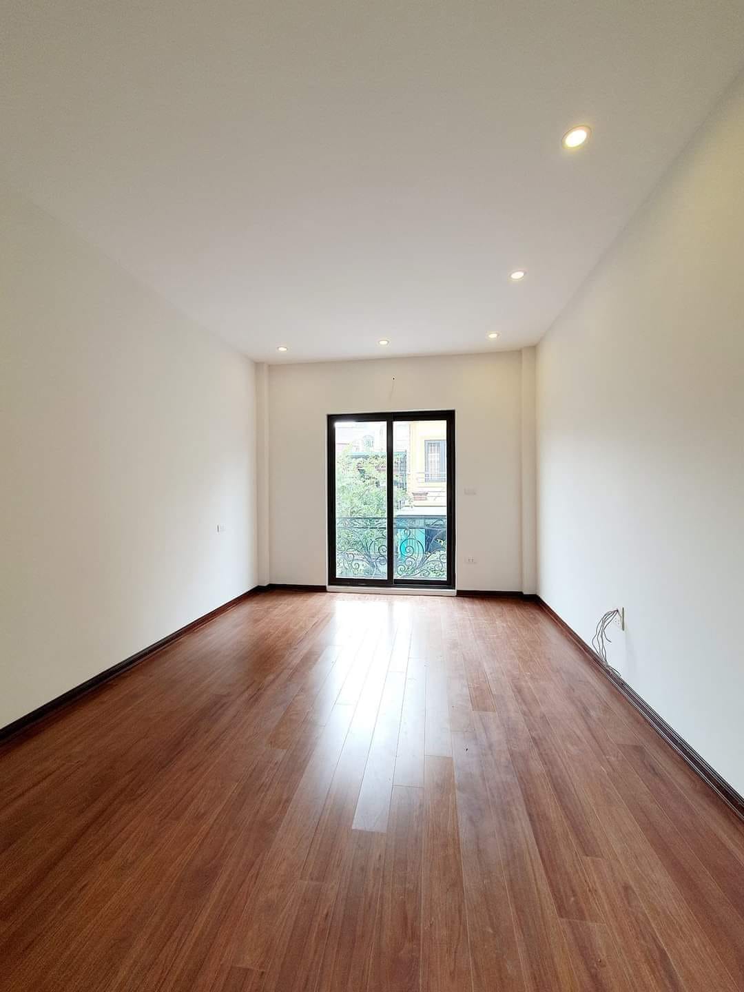 Bán căn nhà 45m2 phố Nguyễn Văn Cừ, Long Biên Gara Ô tô phi Thang máy Nhập 6.7 Tỷ