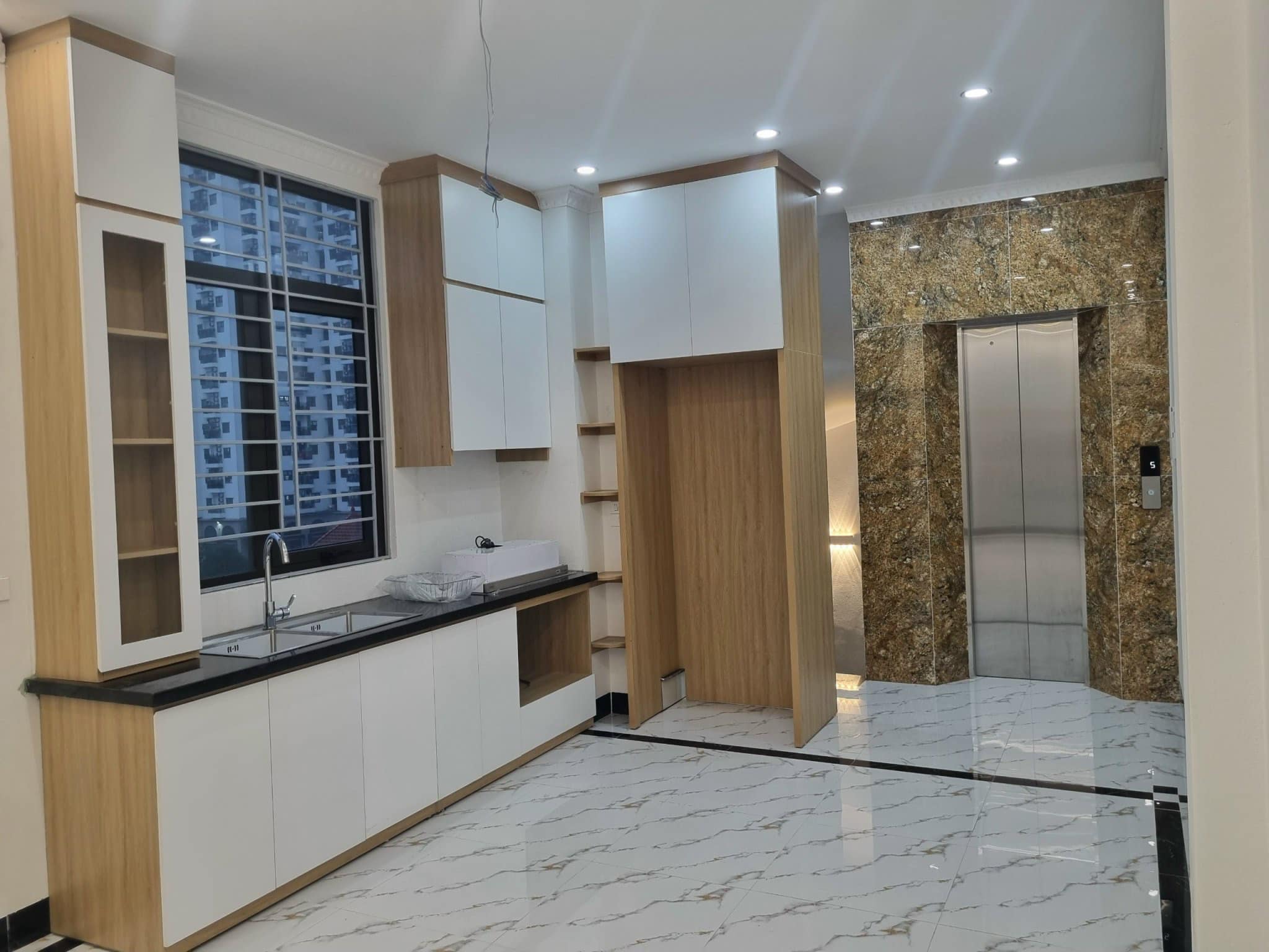 Bán căn nhà 46m2 phố Vũ Miên, Tây Hồ Thang máy 6 phòng 2 Ô tô phi 10m 7.5 Tỷ