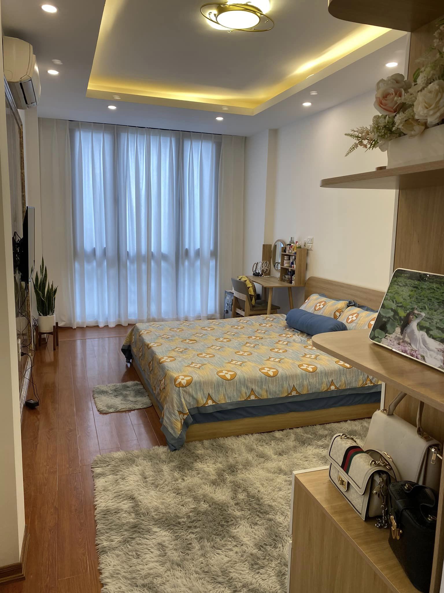 Bán nhà 37m2 phố Âu Cơ, Tây Hồ Chủ tự xây 4 phòng ngủ 2 Ô tô đua 10m 3.3 Tỷ.