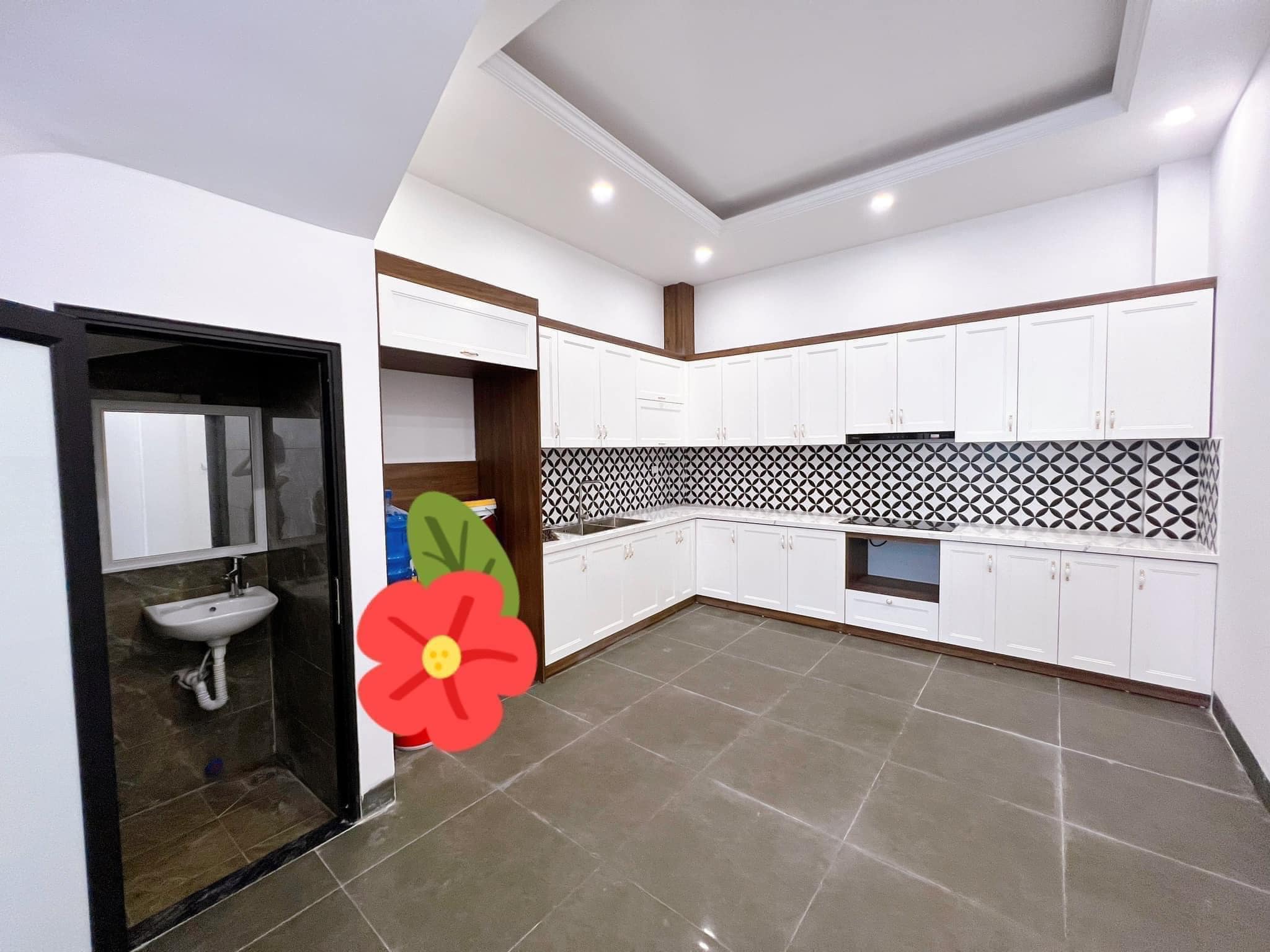 Bán căn nhà 41m2 phố Nguyễn Văn Cừ, Long Biên Gara Ô tô XỊN Thang máy XỊN 6.9 Tỷ