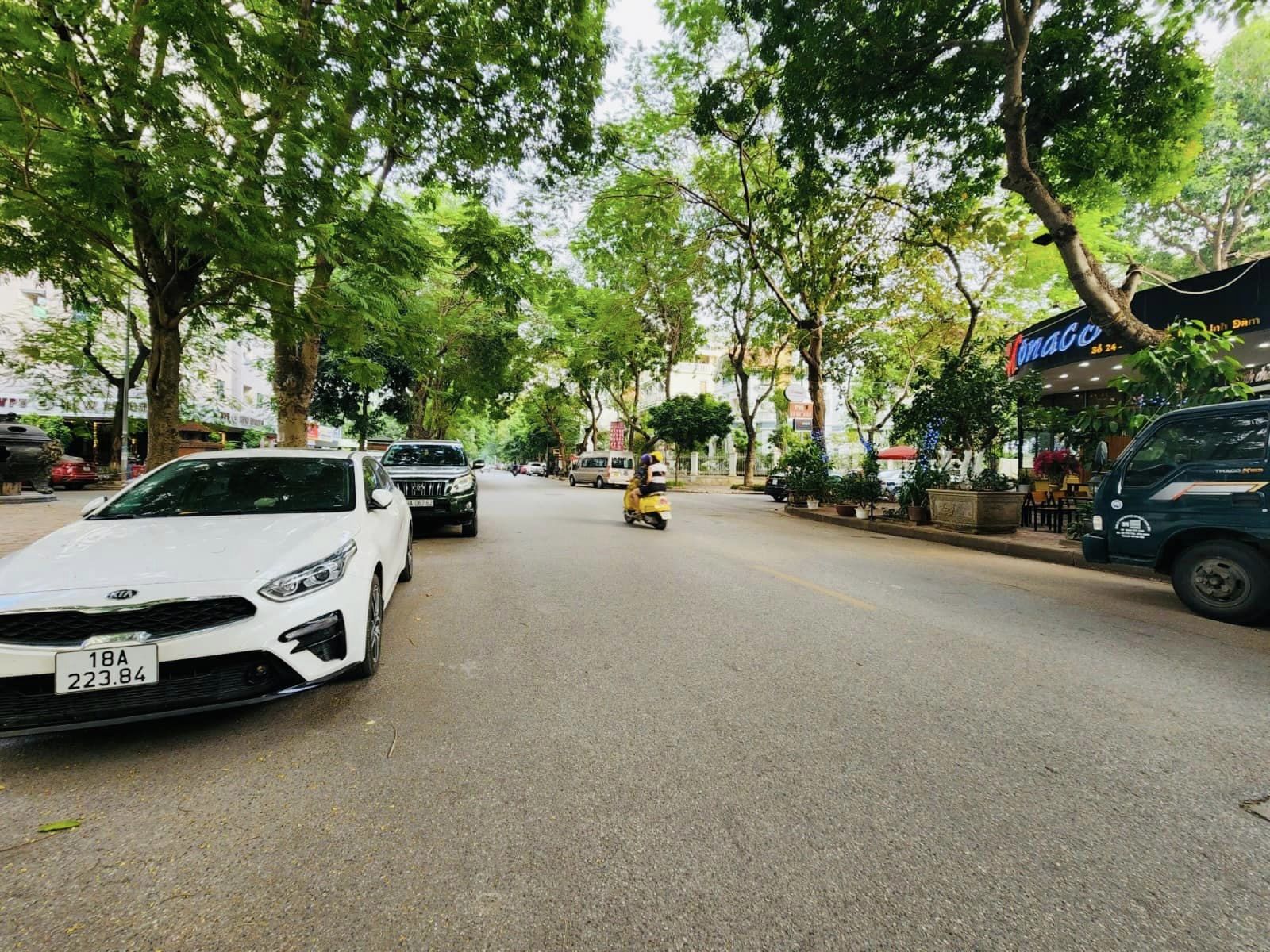 Bán nhà Trần Quốc Hoàn Cầu giấy lô góc kinh doanh 42m mt 8m chỉ 9.8 tỷ.