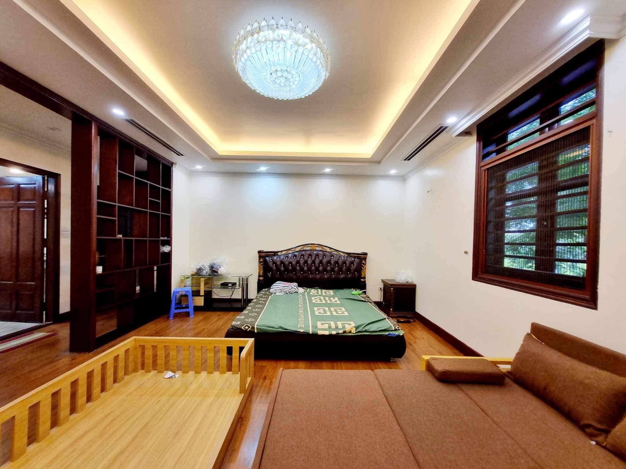 Bán biệt thự nhà vườn Lưu Khánh Đàm Việt Hưng 244m2, 4 tầng, MT 20m