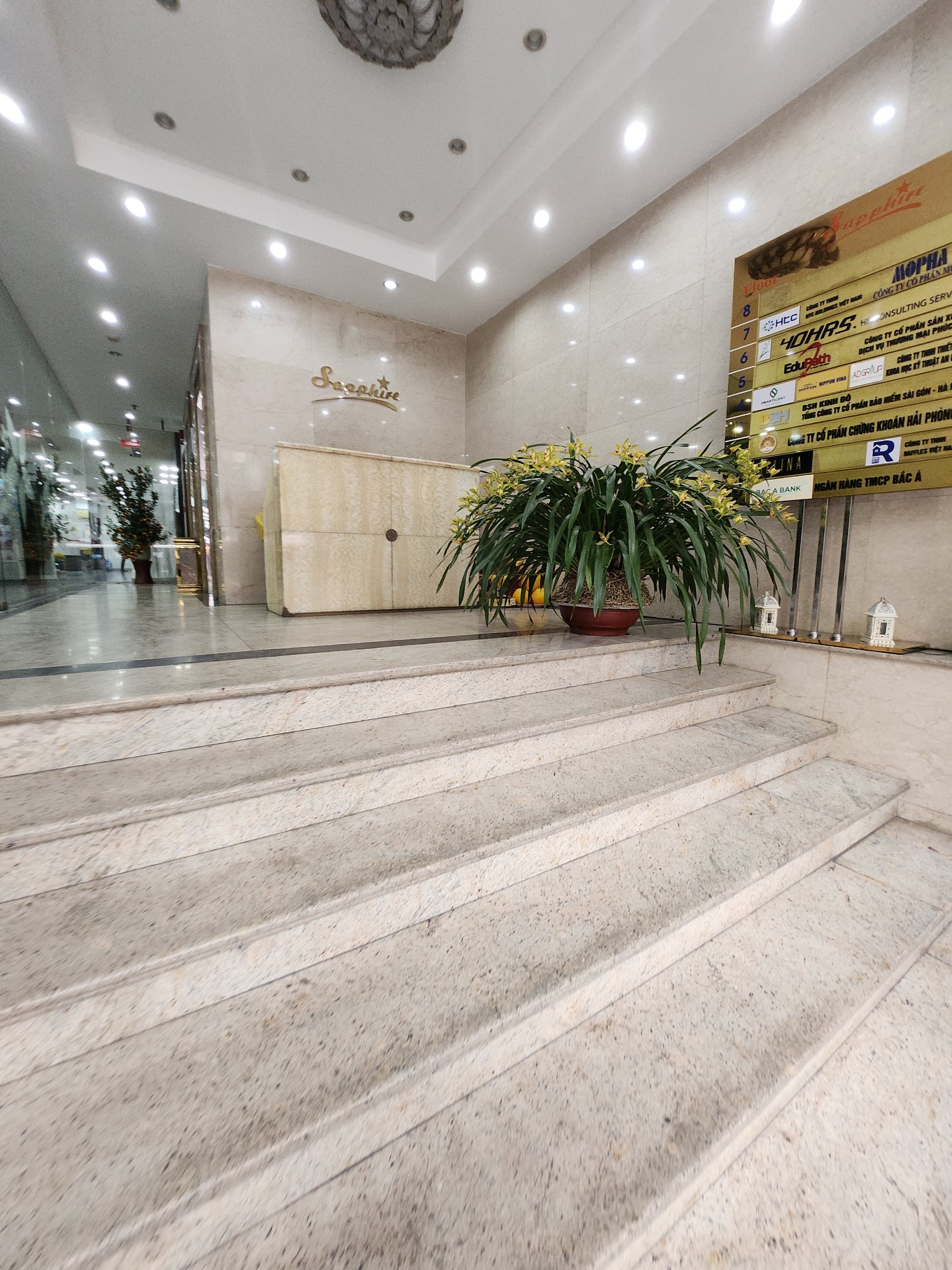 Cho thuê văn phòng 90m2 tại tầng 8 (mặt ngoài) Toà nhà Sapphire