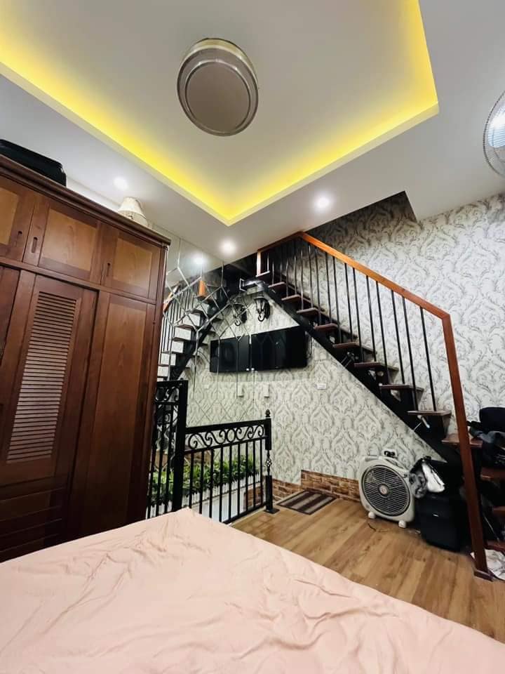 NHÀ ĐẸP KHÁCH VỀ Ở LUÔN 20M RA MẶT PHỐ GIÁ: 2.28 TỶ - TRUNG TÂM QUẬN ĐỐNG ĐA NHÀ 4 TẦNG MT:3.5 M MỖI TẦNG 1 PHÒNG NGỦ.