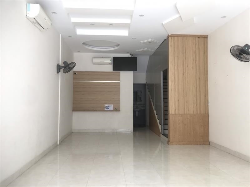 Cho thuê mặt bằng gần ngã tư Lê lai, TPVT cửa kính máy lạnh.