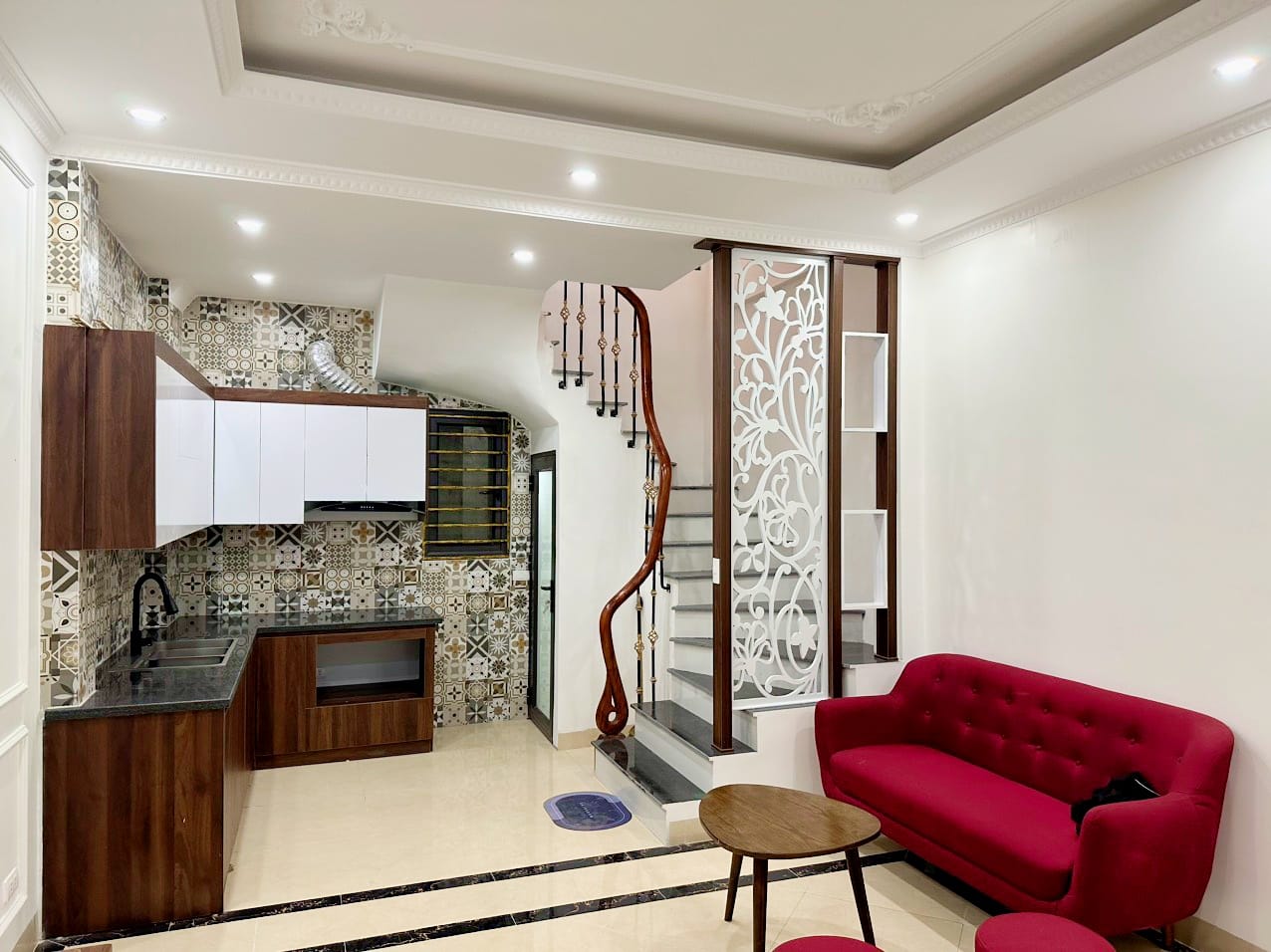 NHÀ MỚI ĐẸP NGÃ TƯ PHỐ BẠCH MAI TIẾP GIÁP 4 TUYẾN PHỐ LỚN GẦN CHỢ MƠ DT:35M2 5 TẦNG 3 NGỦ MT:4M CHỈ 50M RA MẶT PHỐ RA