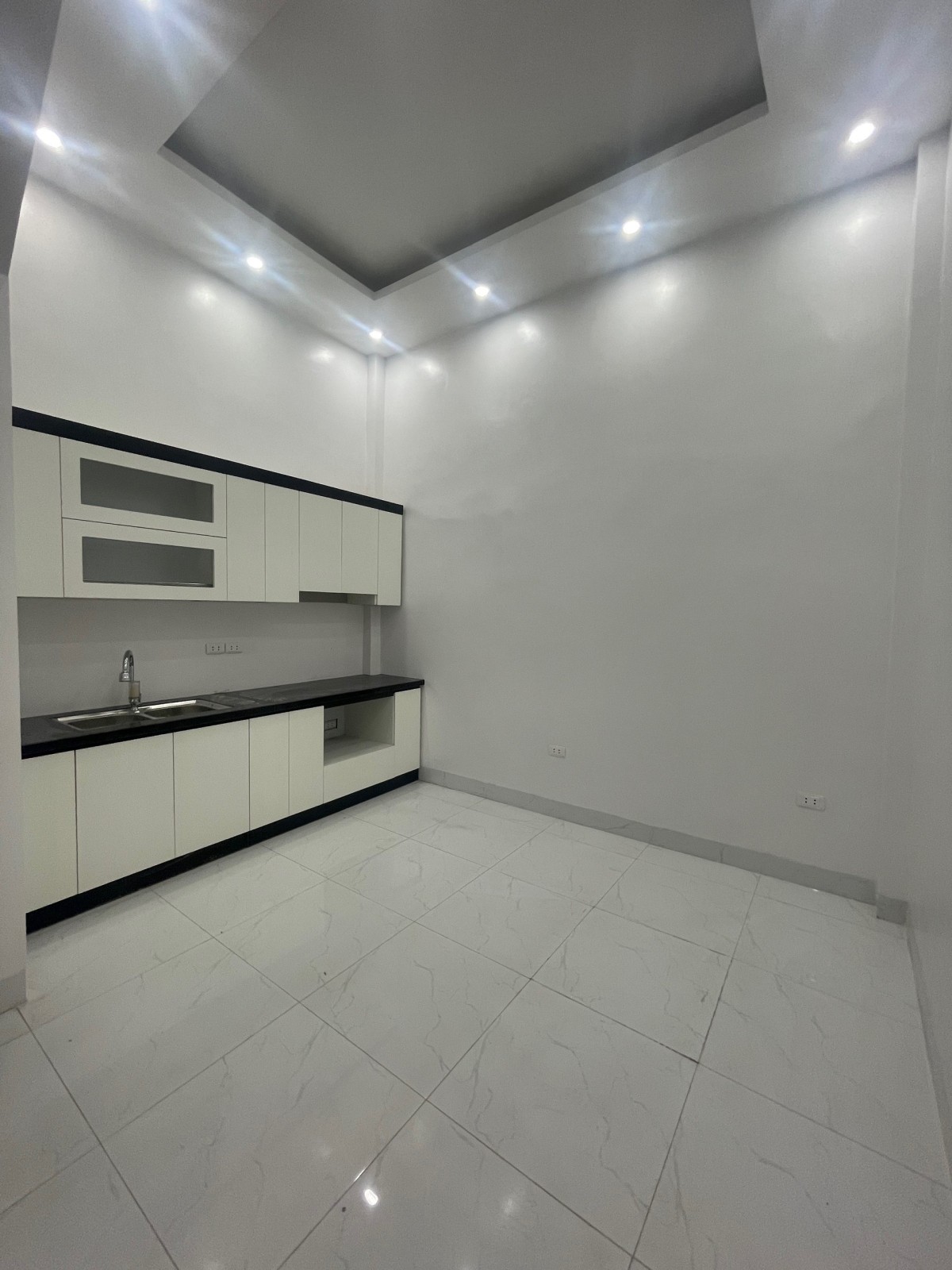 Bán nhà Đường Thịnh quang tặng full nội thất gần ô tô DT 42m 4Tg MT 3,8m nhỉnh 5 tỷ.
