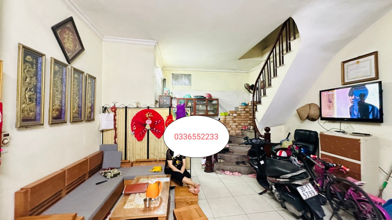 Bán nhà Trần Quốc Hoàn, Cầu Giấy.42m2, 5T, MT5m, 8.6 tỷ. Nhà Đẹp, Ô tô tránh,