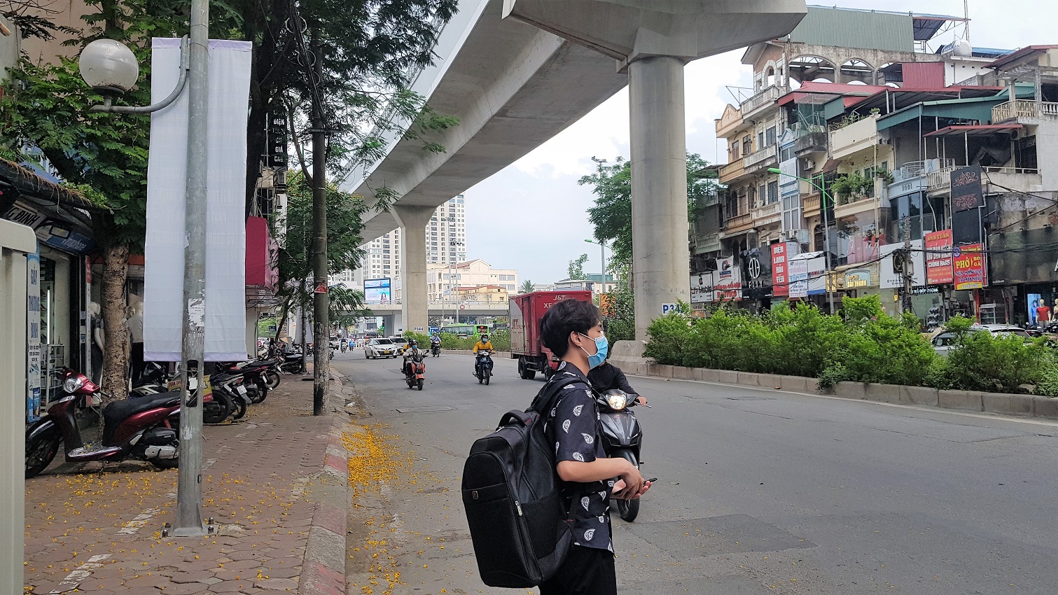 BÁN NHÀ MẶT PHỐ CẦU GIẤY. HÈ 4M, 6 LÀN OTO. DT 200m2 x 4 Tầng. Gía 50 Tỷ