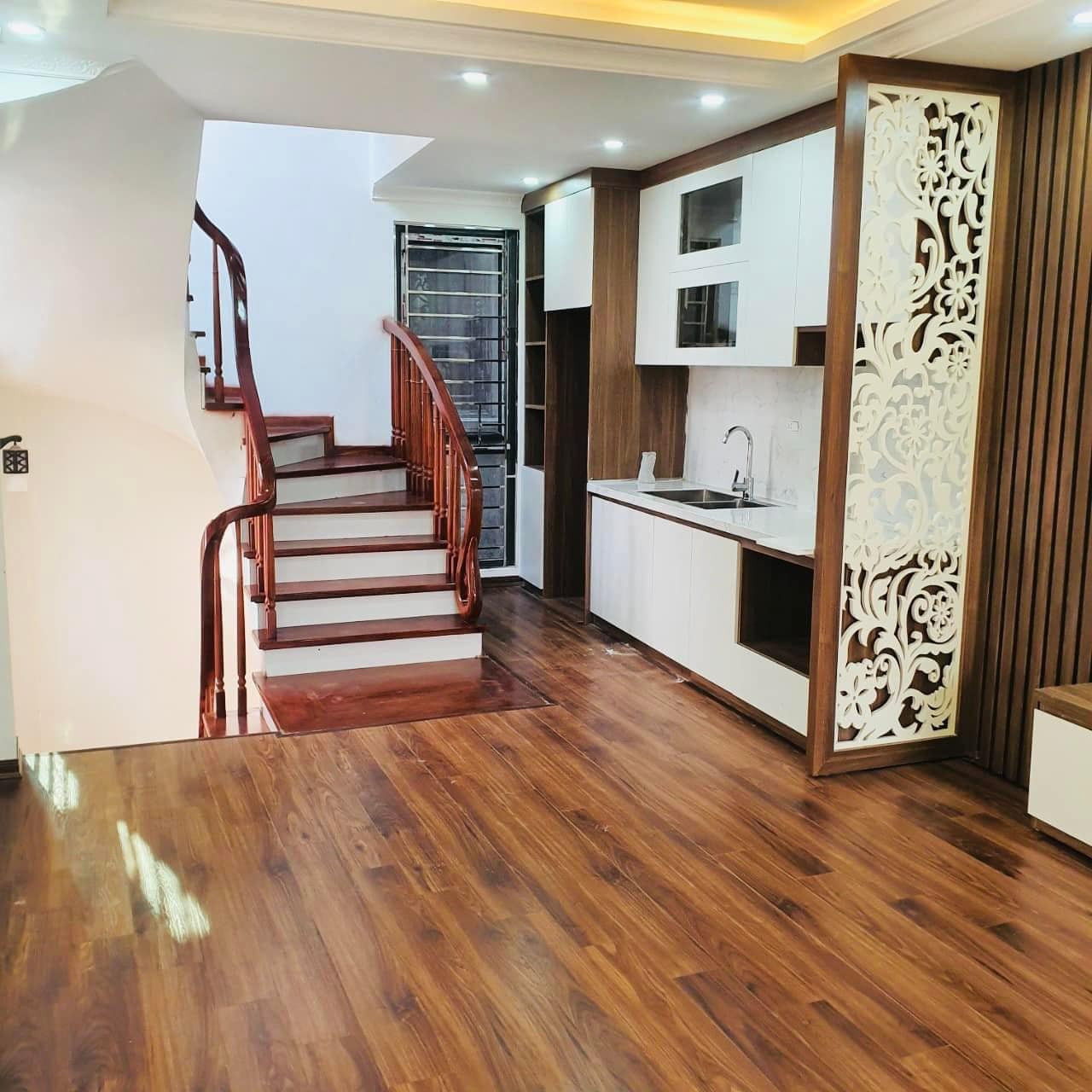 Nhà lô góc - thiết kế hiện đại - nhà xây 5 tầng ngõ thông - ở hay kinh doanh văn phòng