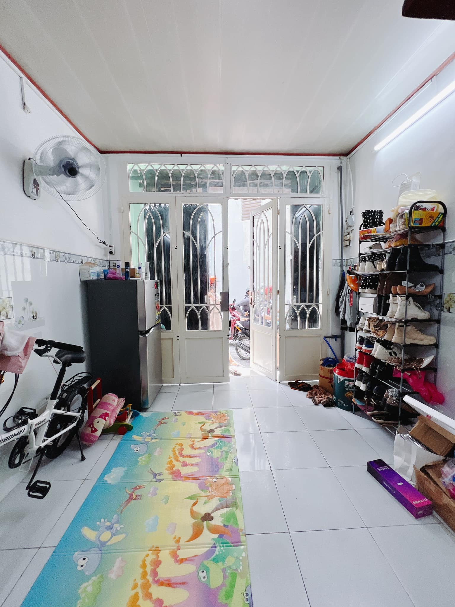 GIÁ CHỈ 2.X TỶ - NHÀ HXH - 3 TẦNG - P.16 - Q4 - SHR - KHÔNG QUY HOẠCH