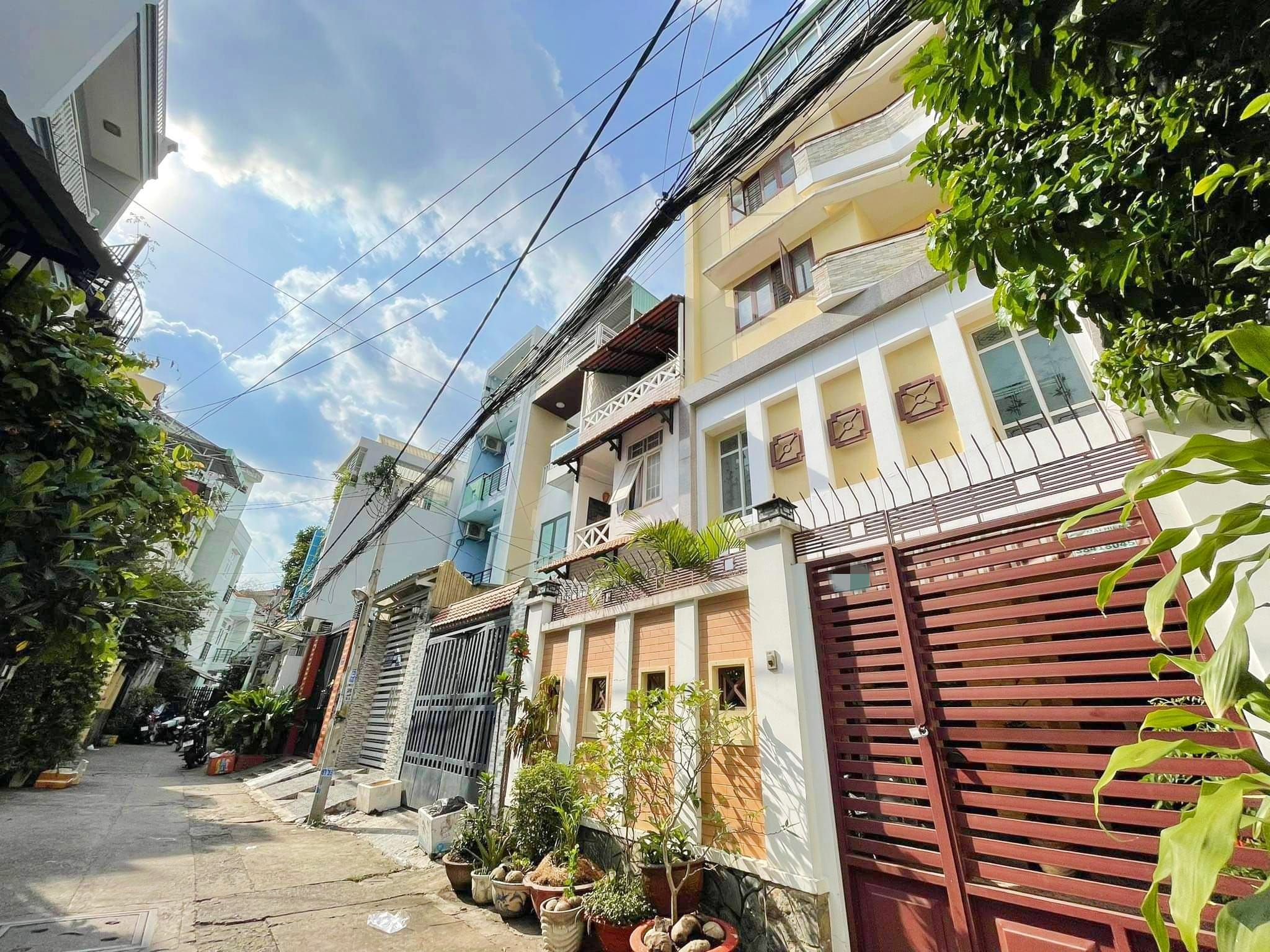 TRUNG TÂM BÌNH THẠNH GẦN CHỢ BÀ CHIỂU - 3 TẦNG BTCT - HẺM BA GÁC CÁCH HẺM XE HƠI 30M - 61M2 CHỈ 5.8 TỶ - CHÍNH CHỦ.