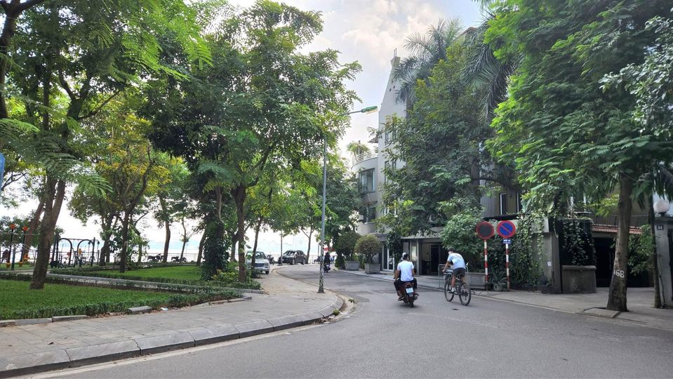Bán nhà là Biệt Thự ở Hồ Tây Phố đặng Thai Mai 295m mặt tiền 11m