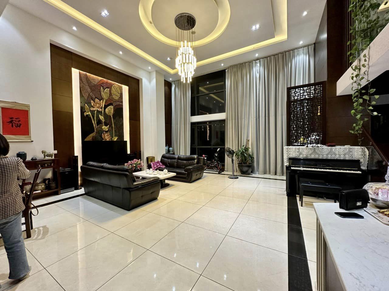 Nhà mặt phố - siêu phẩm - nguyễn đình hoàn - kinh doanh đỉnh - mặt trước sau thoáng vĩnh viễn vỉa hè rộng 5m đỗ ô tô