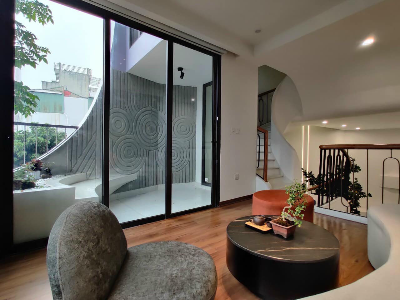 Bán nhà 35m2 phố Nguyễn Sơn, Long Biên Gara Ô tô đua Thang máy XỊN 5.3 Tỷ