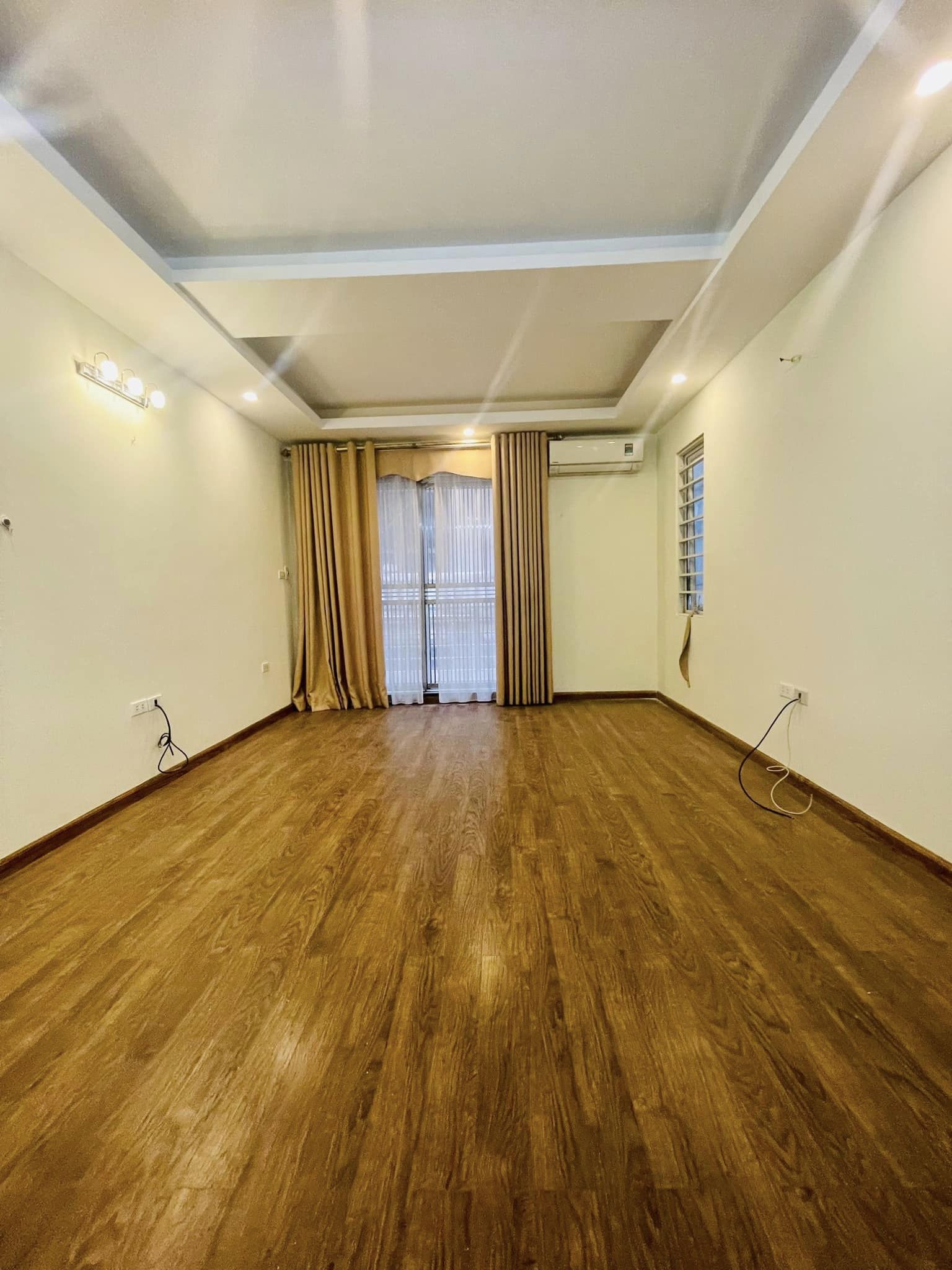 60m 5 Tầng Mặt Tiền 4.5m Nhỉnh 11 Tỷ.Phố Trần Quốc Hoàn Thuộc Khu Phân Lô Dân Trí Cao. Cạnh Nhiều Trường Đại Học. Ô Tô