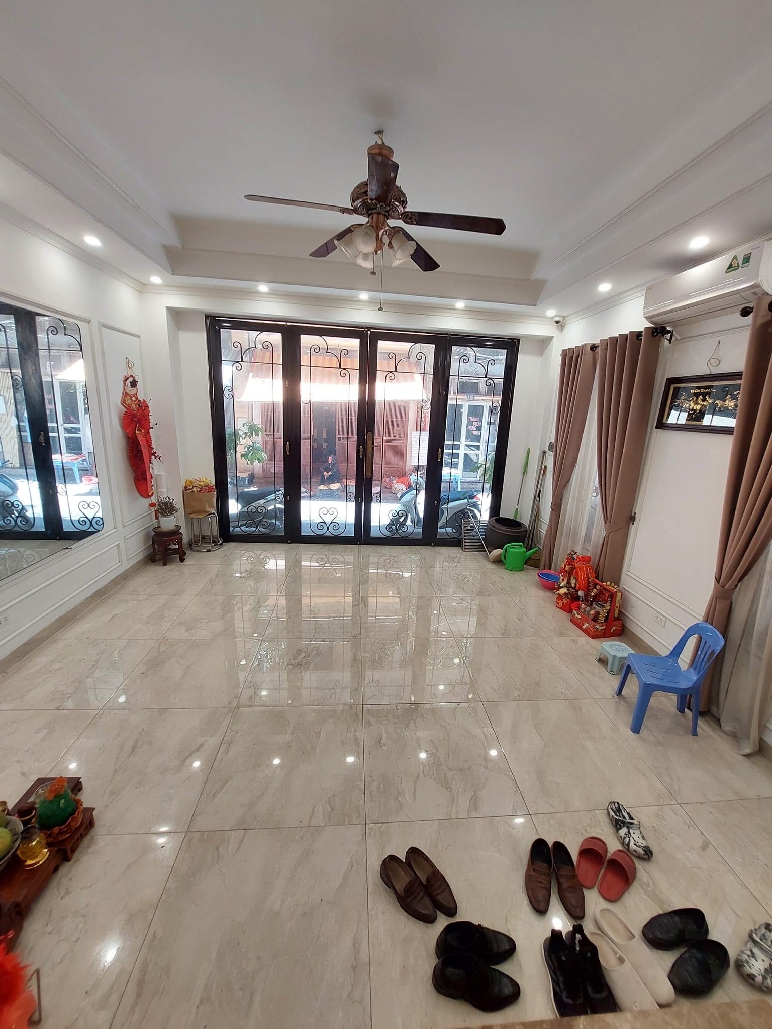 Bán nhà mặt phố Quận Đống đa-1 mặt phố 1mặt ngõ - 5tầng thang máy-cho thuê kinh doanh tốt-lô góc- cách mặt phố Xã đàn chỉ 50M