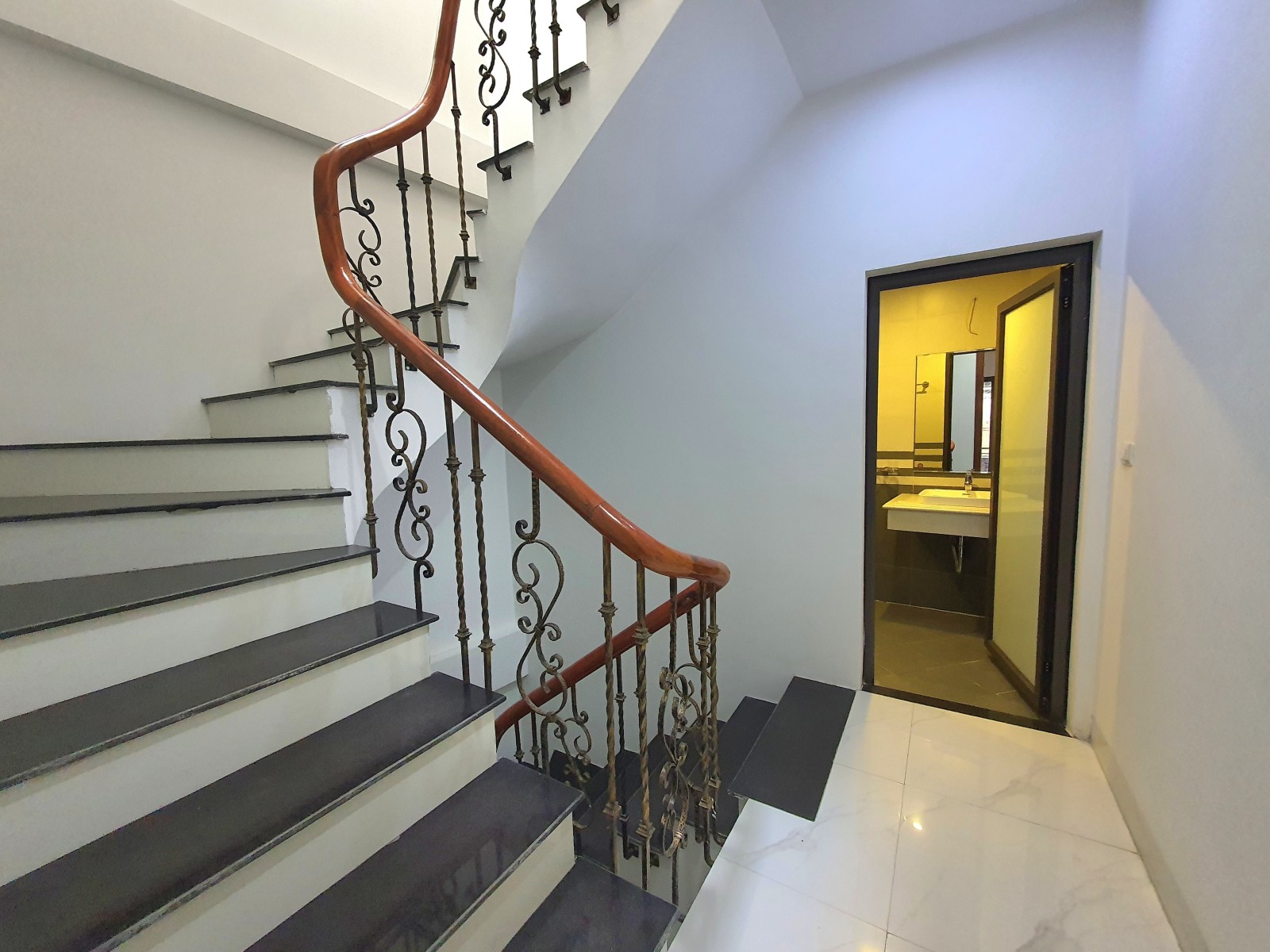 Bán Đất tặng nhà phố Văn Cao full nội thất 42m 5Tầng MT 4,9m chỉ 4,15 tỷ.