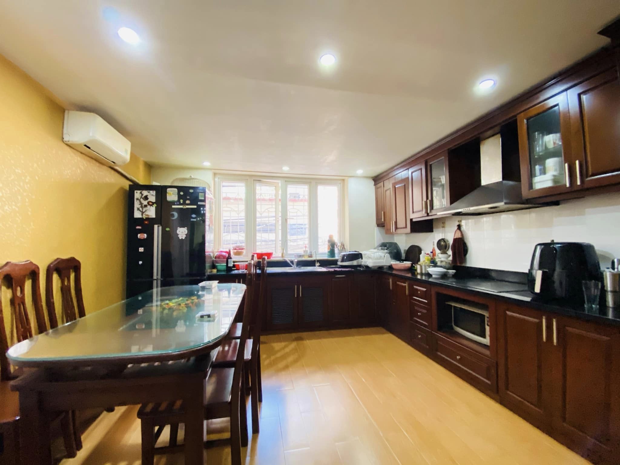 49m 6 Tầng Mặt Tiền 11m Nhỉnh 10 Tỷ Lô Góc Ô Tô 16 Chỗ Dừng Đỗ Ngày Đêm Phố Nguyễn Văn Huyên Cầu Giấy. Vị Trí Cực Đẹp.