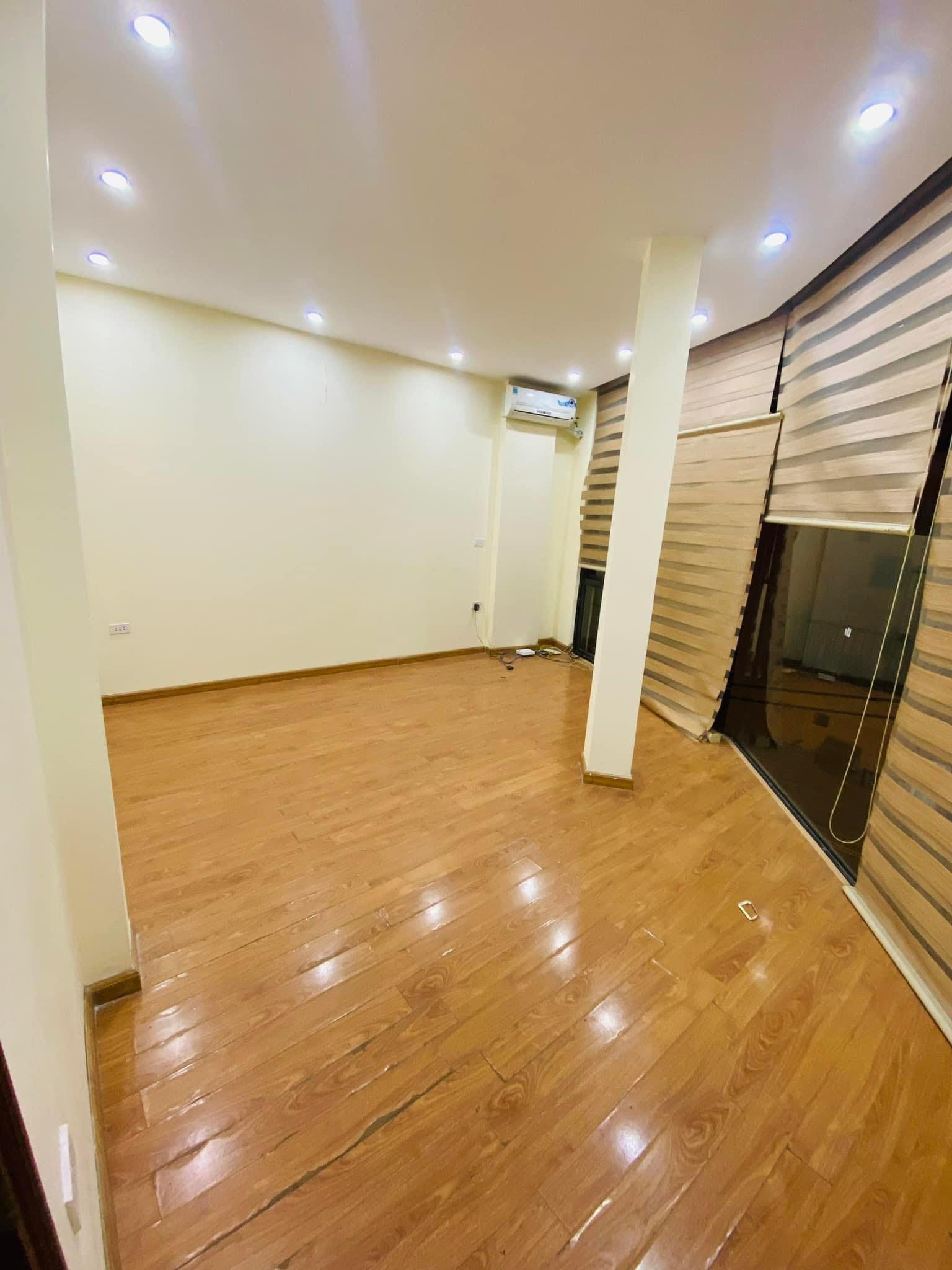 109m Mặt Tiền 4.1m Nhỉnh 11 Tỷ Phố Hoàng Quốc Việt Cầu Giấy. Phân Lô Ô Tô Tránh Dừng Đỗ Ngày Đêm. Có Ô Chờ Thang Máy.