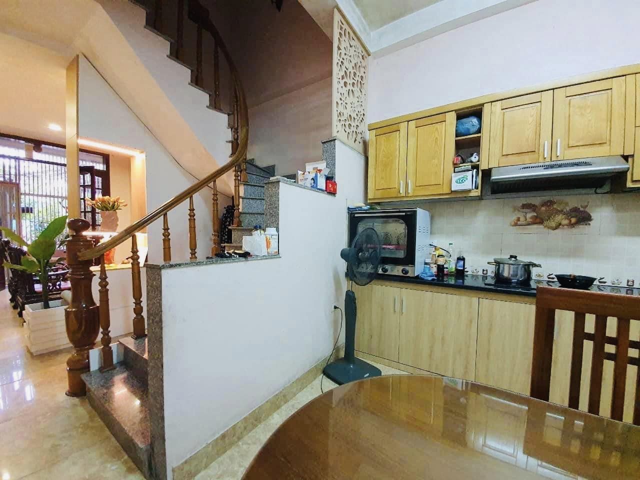 Bán nhà trung tâm Cầu Giấy Đống Đa, ô tô đỗ cửa, soi bóng bên hồ, 2 mặt ngõ, 7.99 tỷ