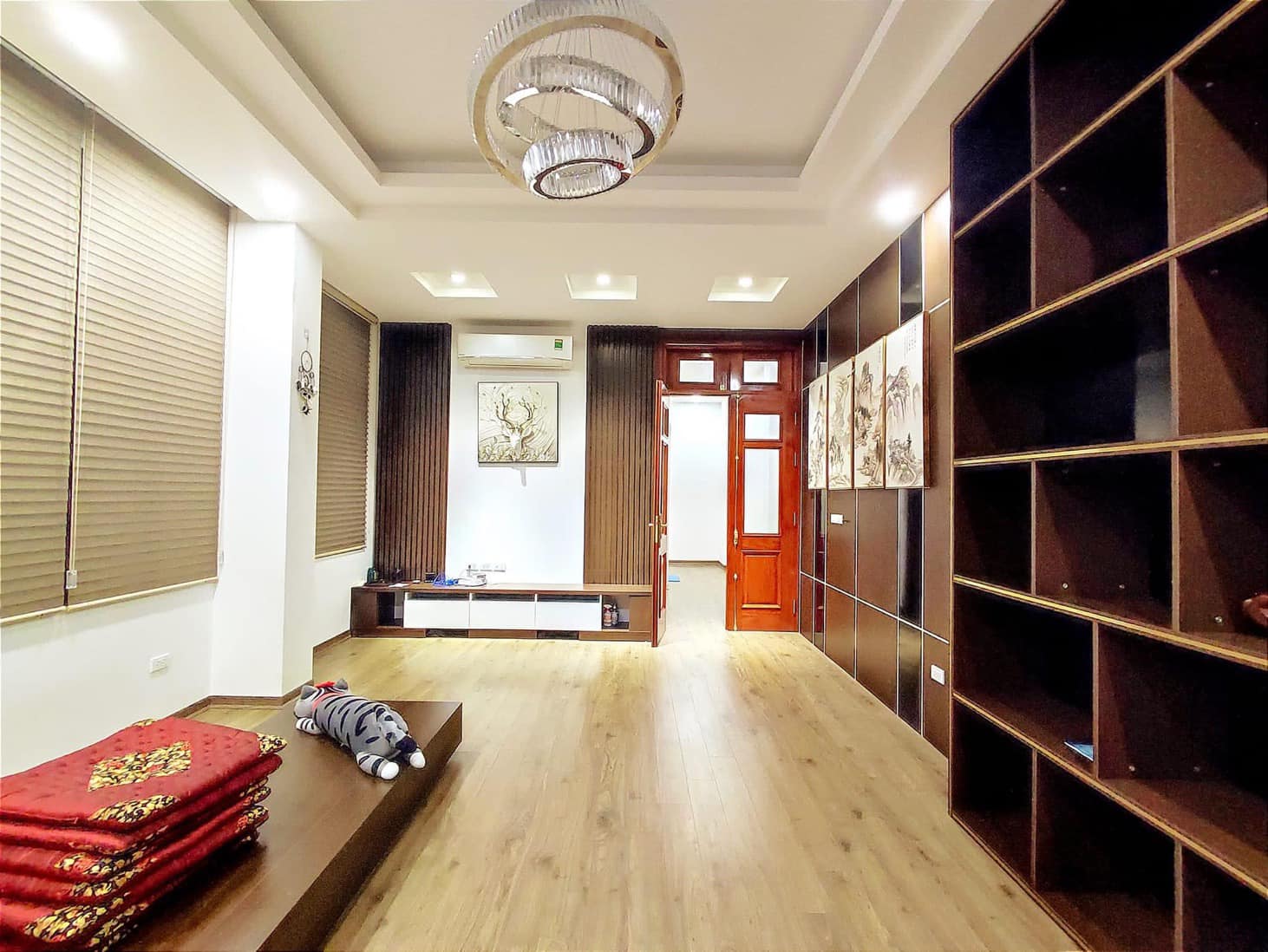 Bán căn nhà 95m2 phố Âu Cơ, Tây Hồ Gara Ô tô Vỉa hè đẹp Kinh doanh đắc địa 9.3 Tỷ